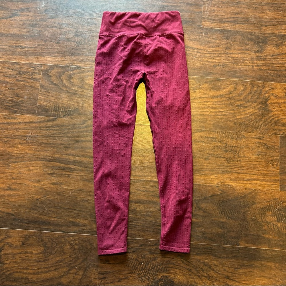 [Fabletics] Ribbed Wine Colored Leggings - Picture 5 of 7